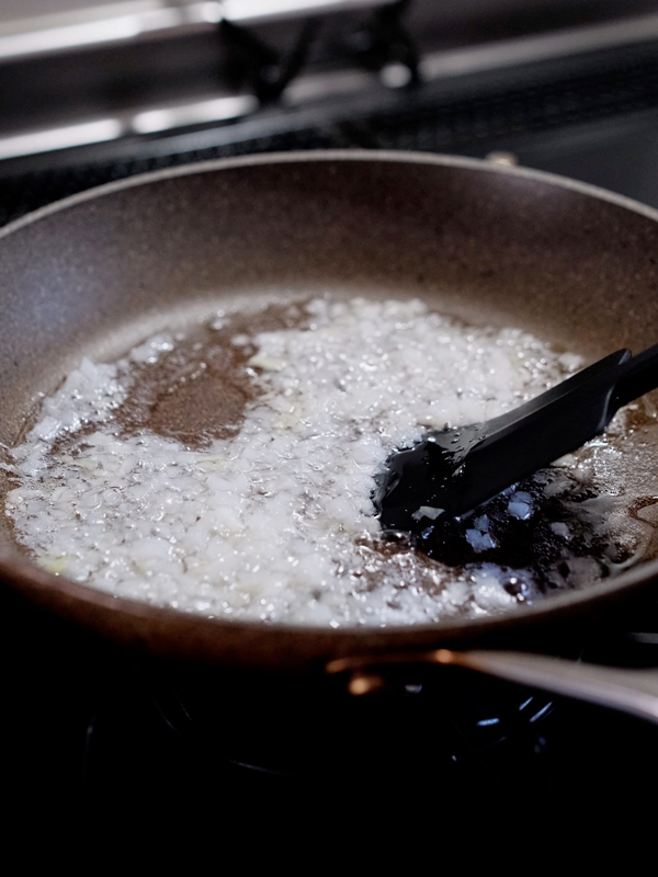 【ドクターブロナー】ROバージンココナッツオイルのパスタレシピ「鶏ひき肉のアジア風トマトパスタ」